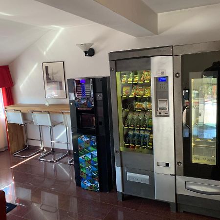 Hotel Malpensafiera Bernate Ticino Exteriör bild