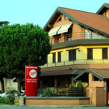 Hotel Malpensafiera Bernate Ticino Exteriör bild