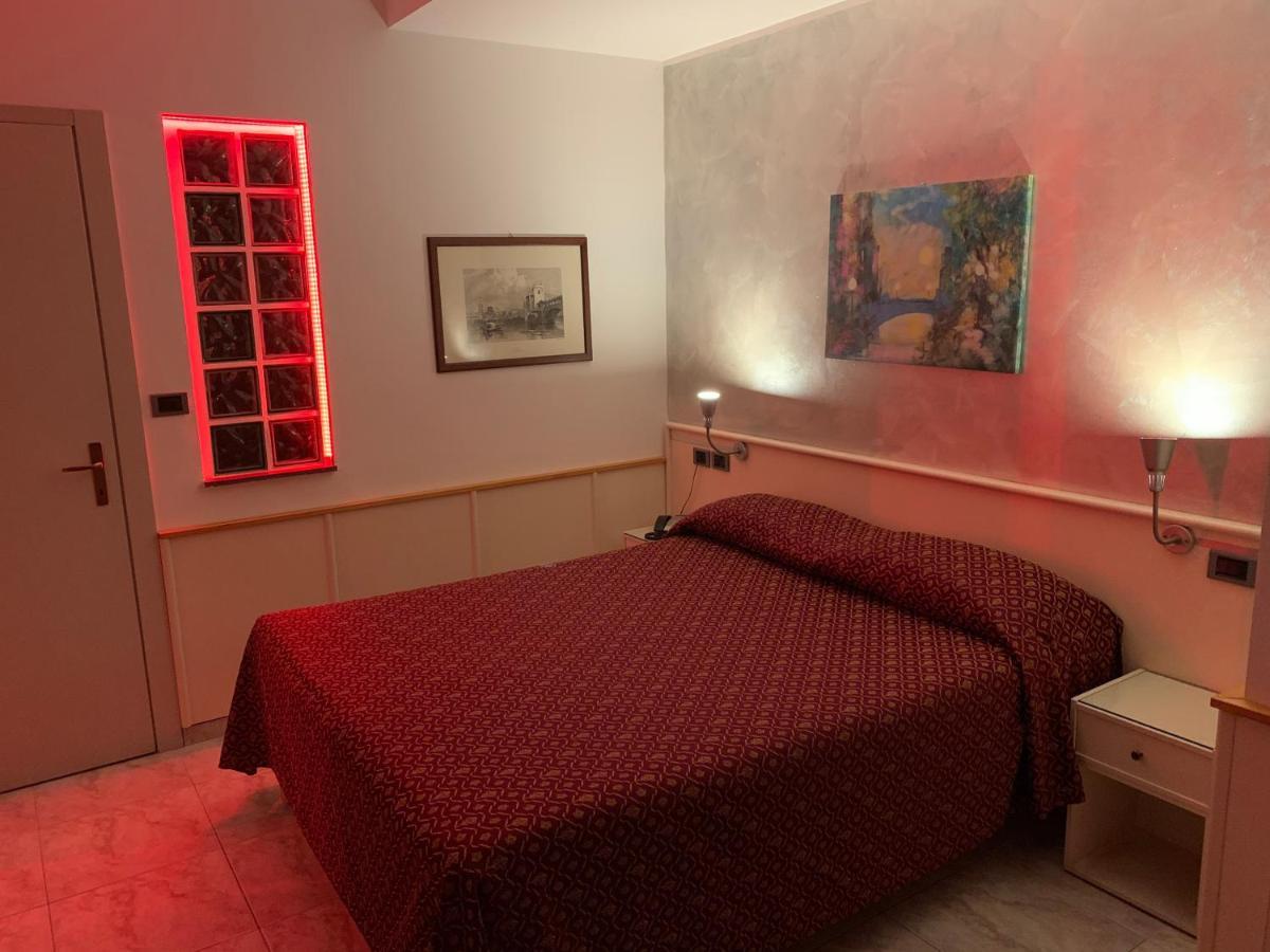 Hotel Malpensafiera Bernate Ticino Exteriör bild