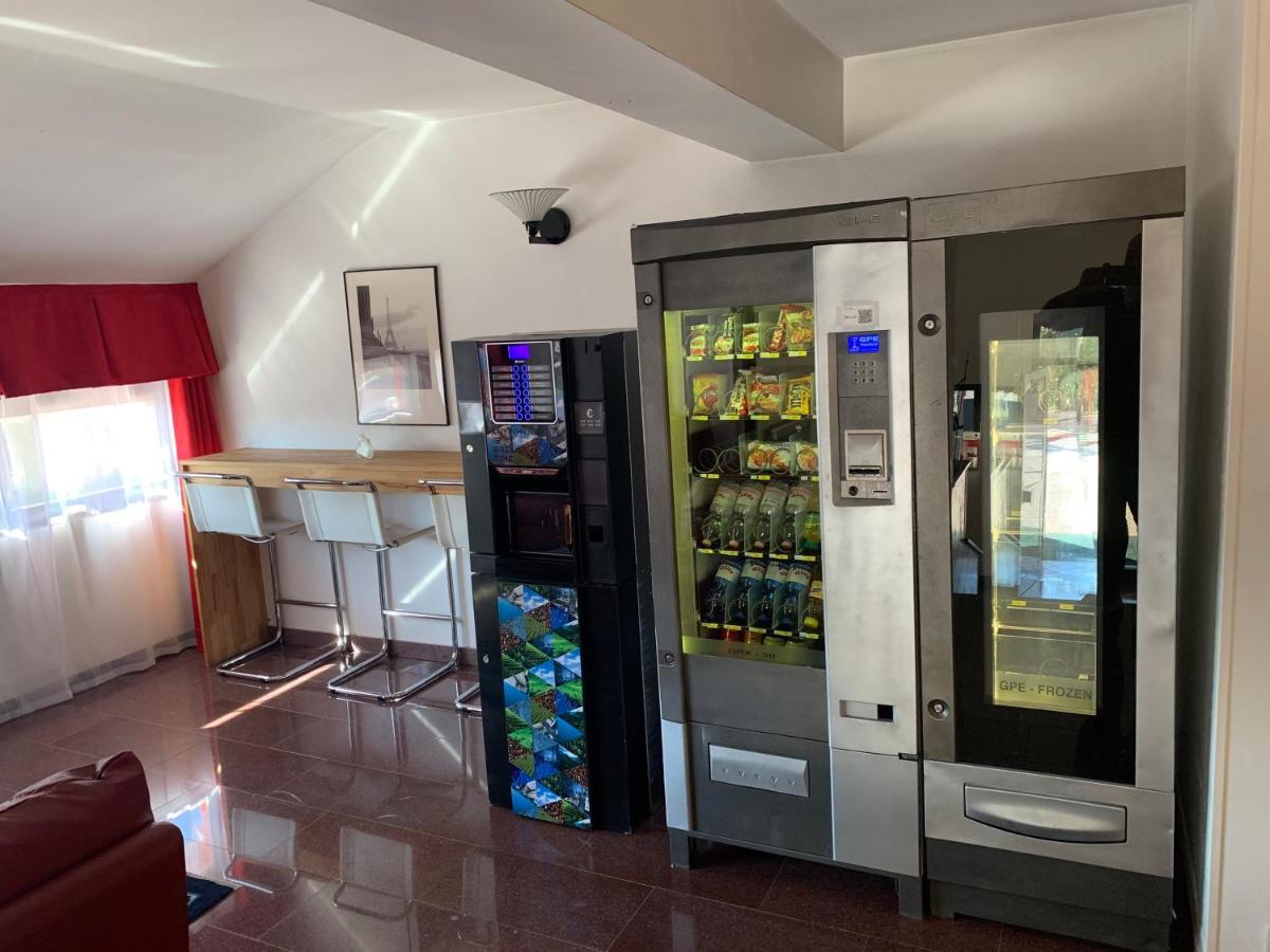 Hotel Malpensafiera Bernate Ticino Exteriör bild