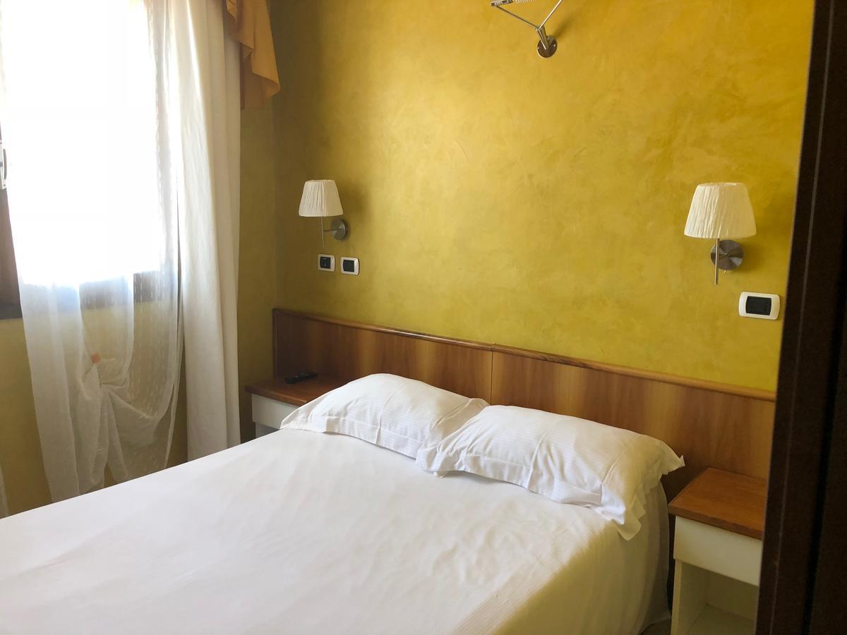 Hotel Malpensafiera Bernate Ticino Exteriör bild