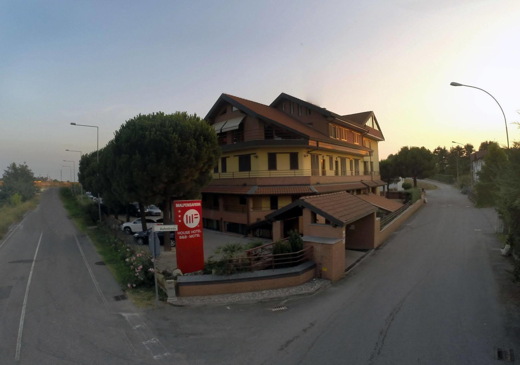 Hotel Malpensafiera Bernate Ticino Exteriör bild
