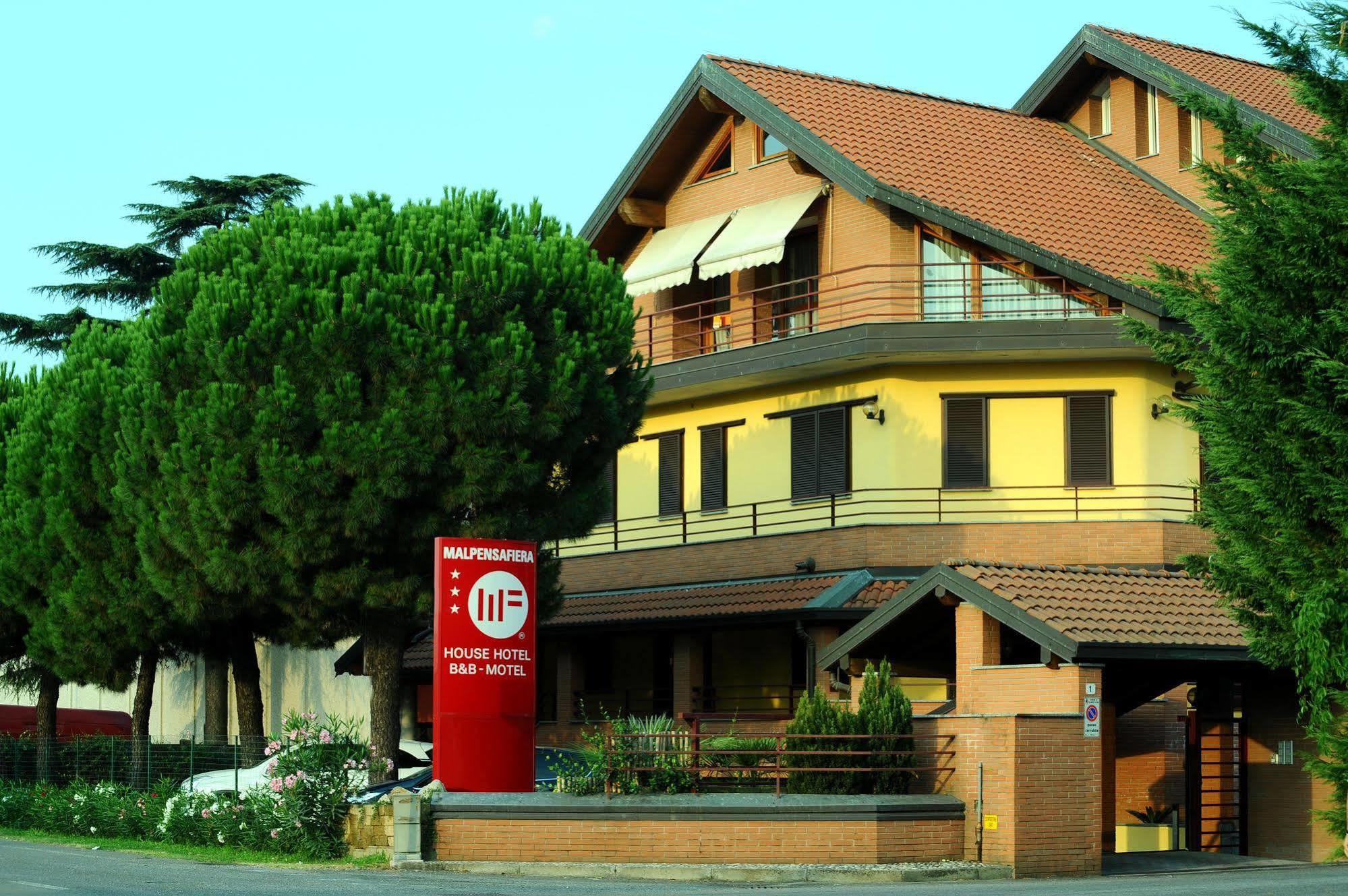 Hotel Malpensafiera Bernate Ticino Exteriör bild