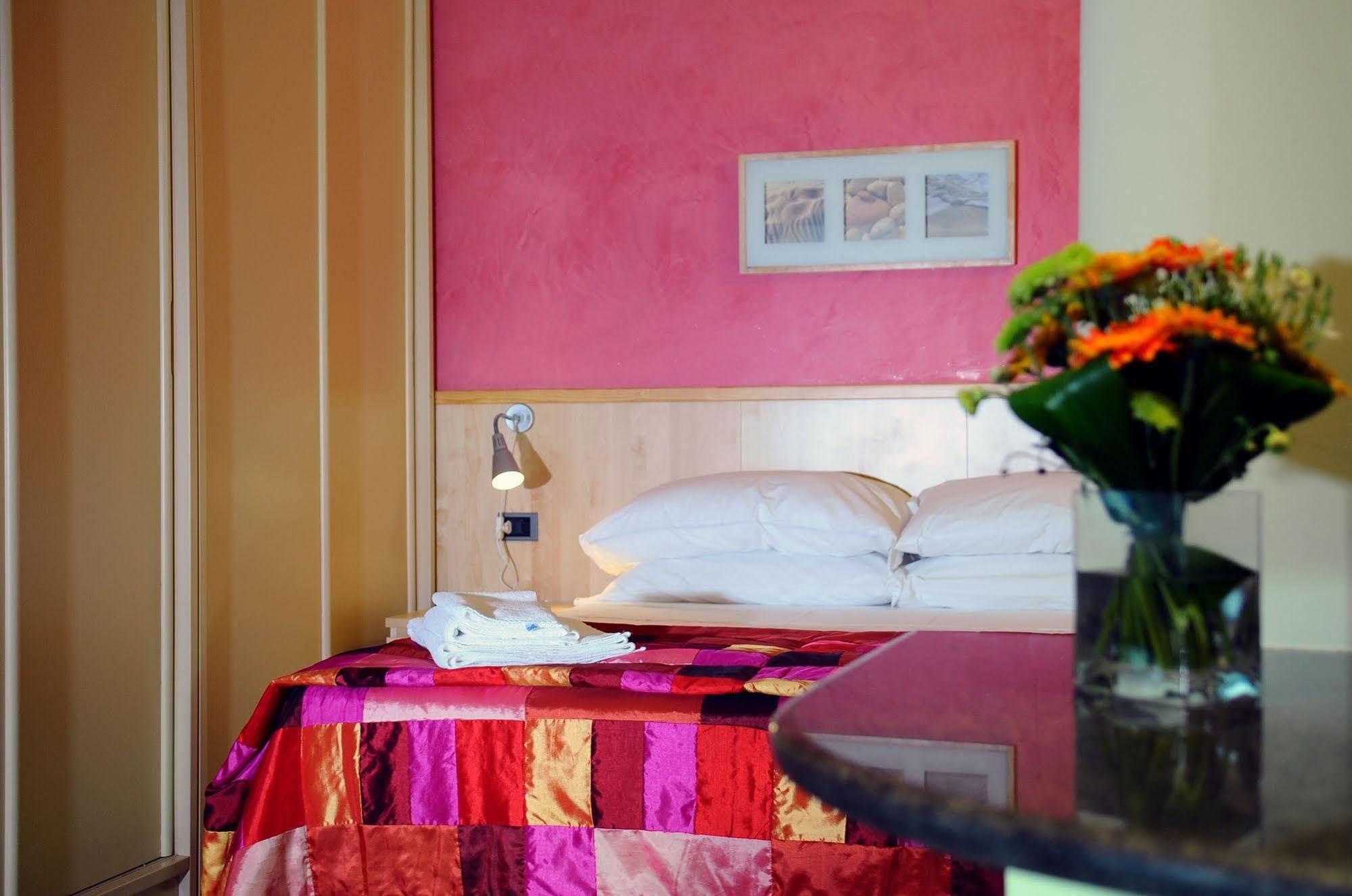 Hotel Malpensafiera Bernate Ticino Exteriör bild
