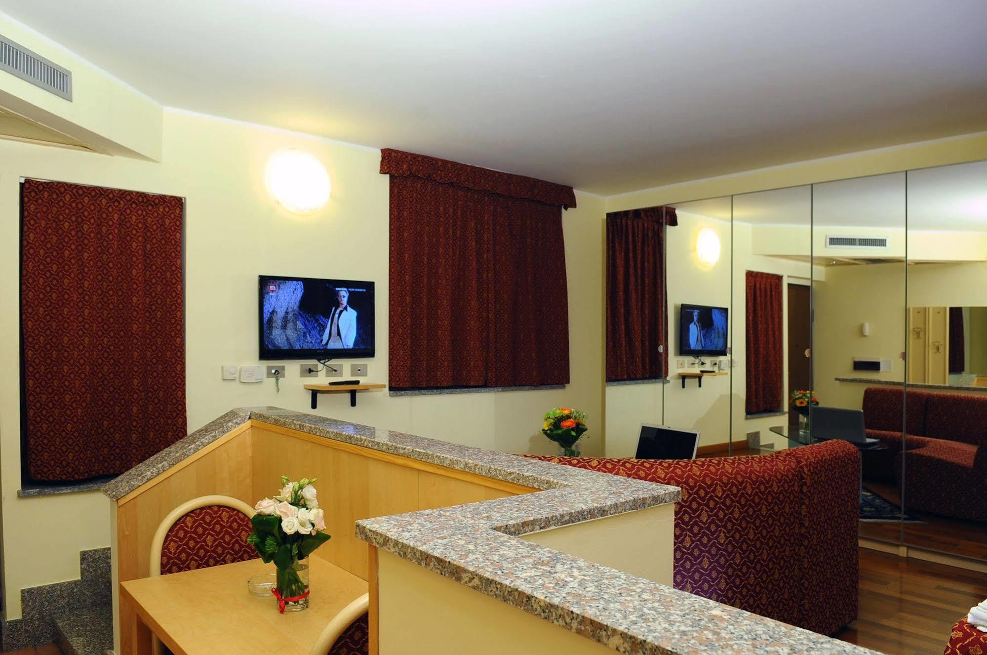 Hotel Malpensafiera Bernate Ticino Exteriör bild