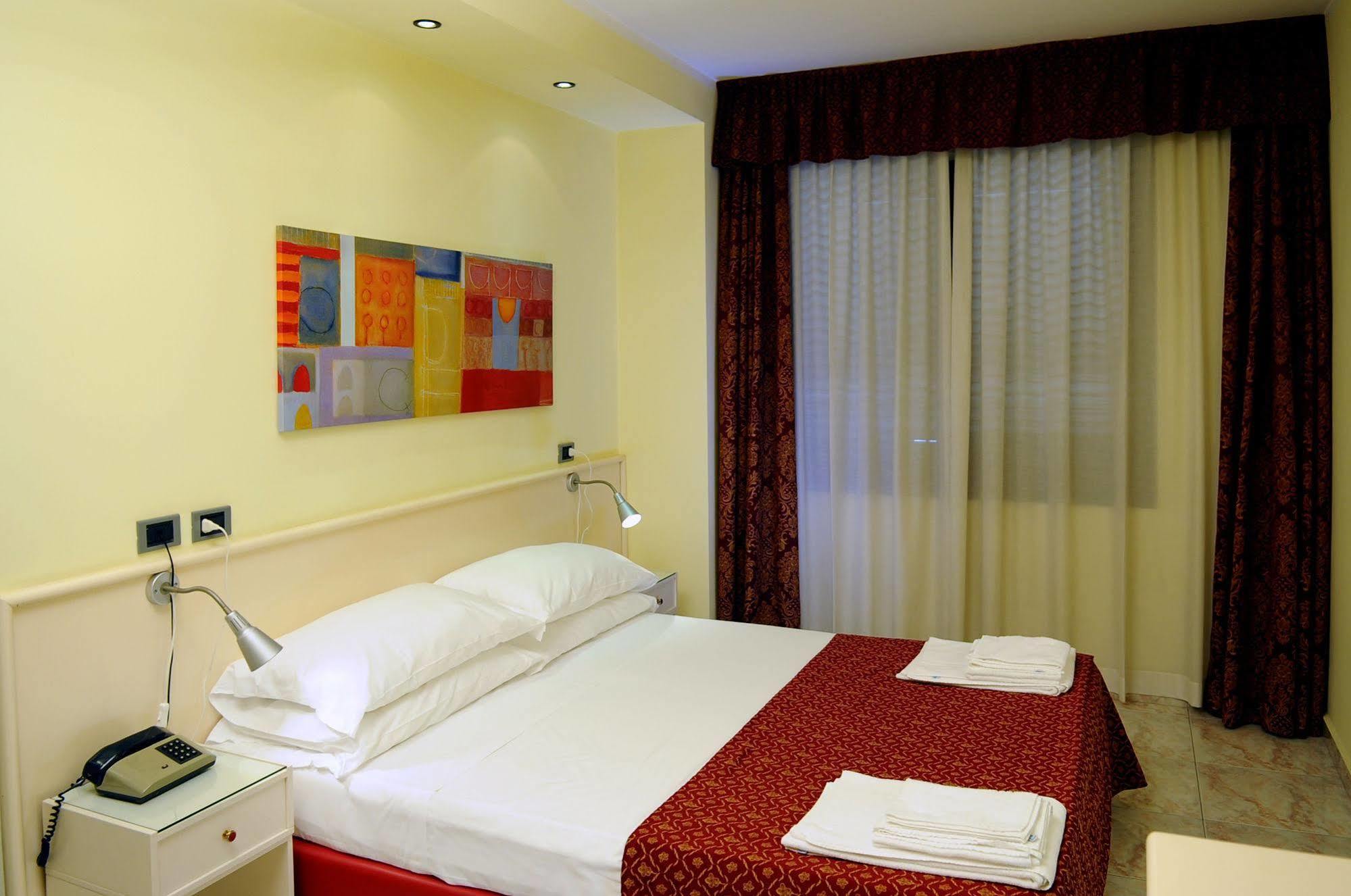 Hotel Malpensafiera Bernate Ticino Exteriör bild