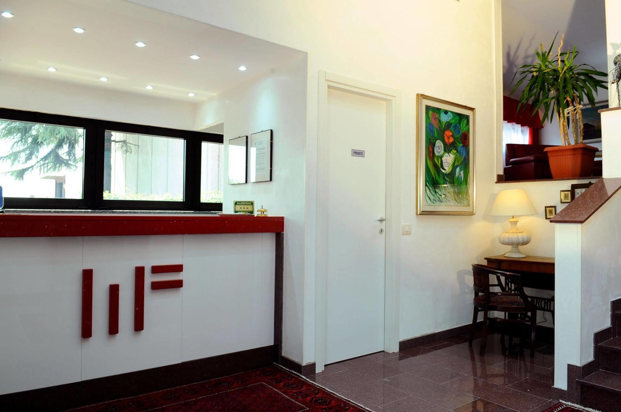 Hotel Malpensafiera Bernate Ticino Exteriör bild