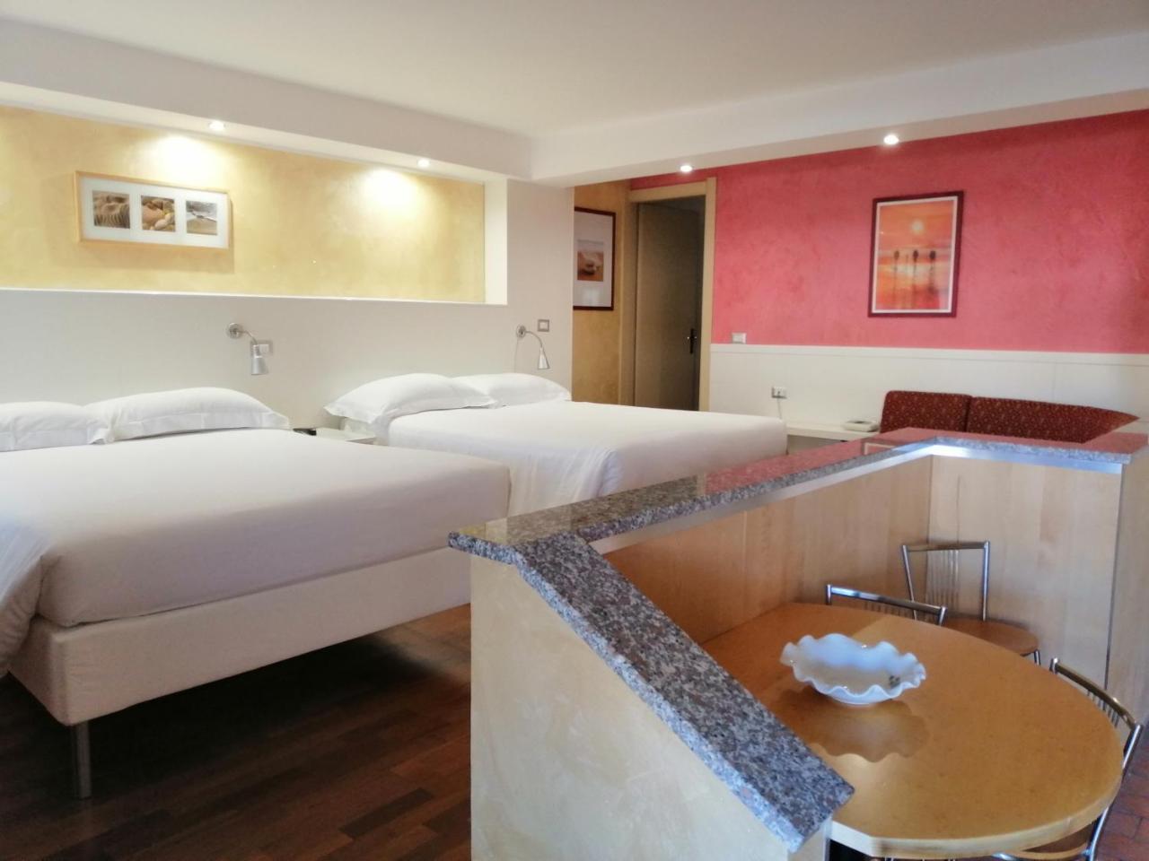Hotel Malpensafiera Bernate Ticino Exteriör bild